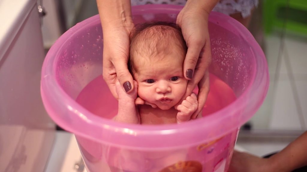 banho no ofurô para cólicas em recém-nascidos