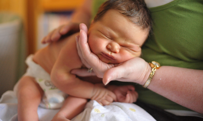como aliviar as cólicas em recém-nascidos