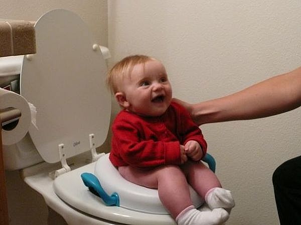 bebê no assento sanitário
