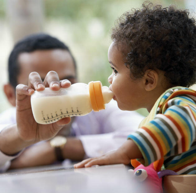 bebê tomando leite