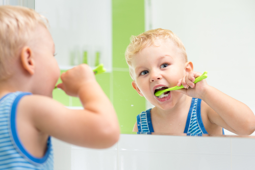 menino escovando os dentes