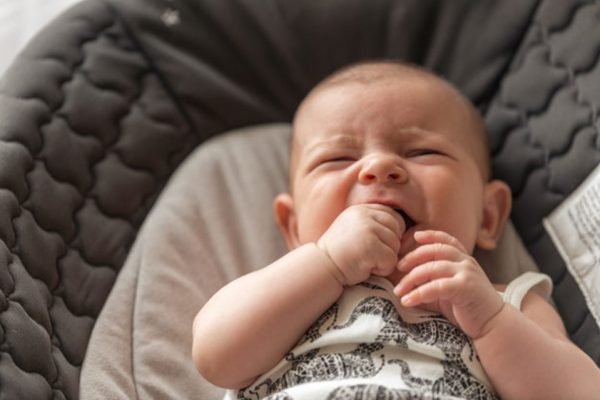 principais sintomas do nascimento dos dentes de leite